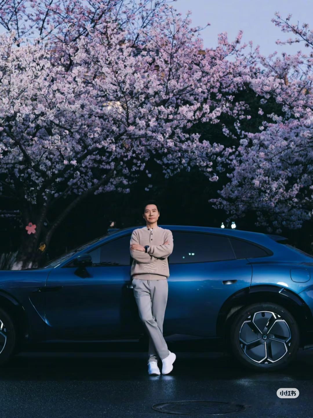 雷军掉粉29万引关注，小米SU7车门问题遭热议
 
成都天府大道小米SU7事故致