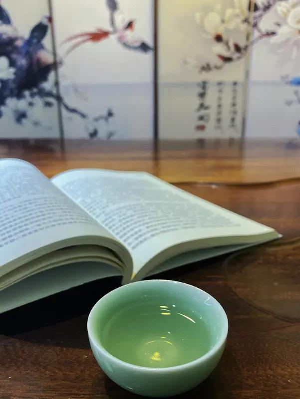 少时读书为谋生，退休读书为心平。一生读书就是好，遇事恰如神灯明。