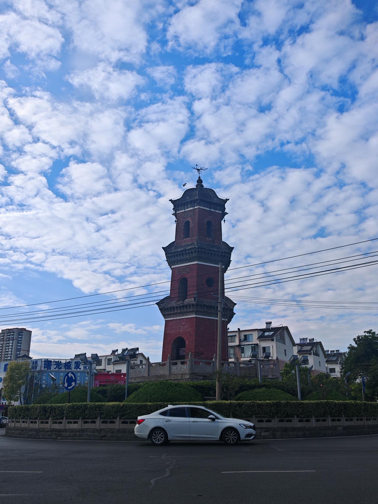 一只小鸟在三棚塔尖上跳舞