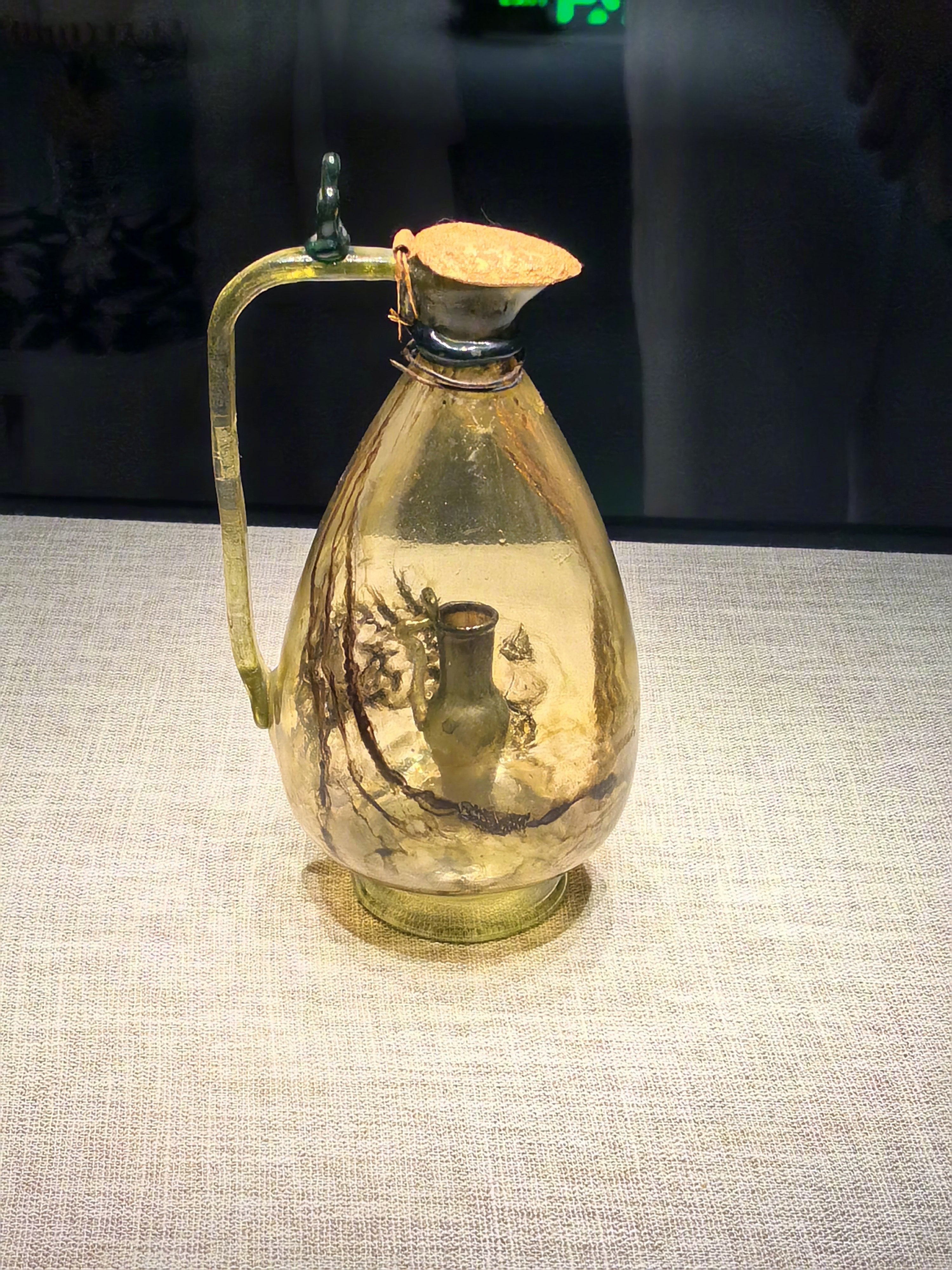 在辽宁省朝阳市的北塔博物馆里看到一件波斯玻璃瓶，1988年出土，出土于北塔天宫，
