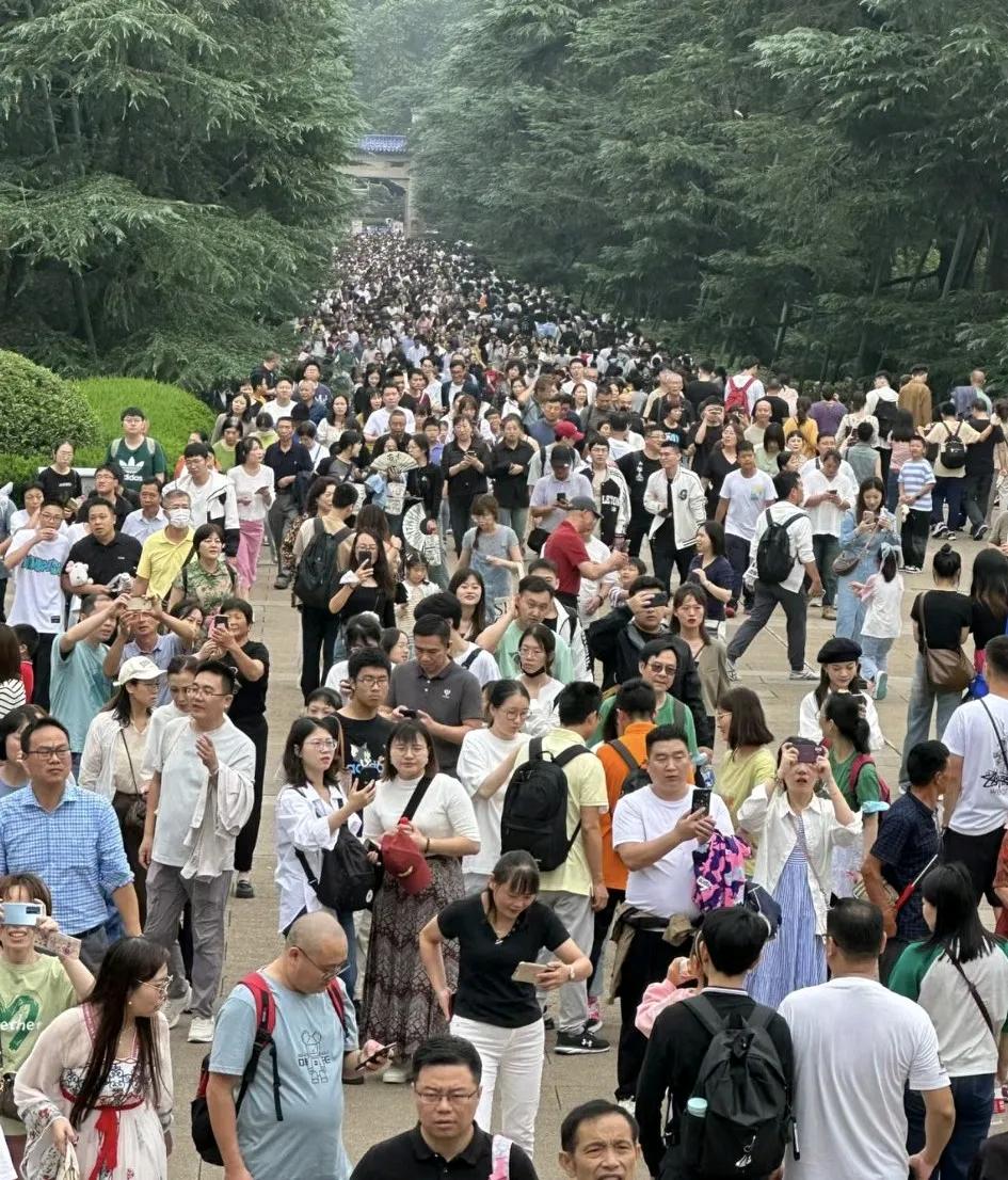[鼓掌]喜报，经济是—片大好哇！
今年国庆假期出国人数187.1万，同比去年增长