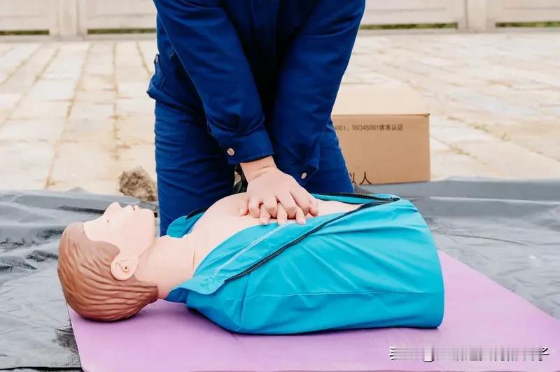 小伙24分钟心肺复苏抢回老板娘一条命 这小伙简直是现实版英雄！浙江小吃店，饭点人