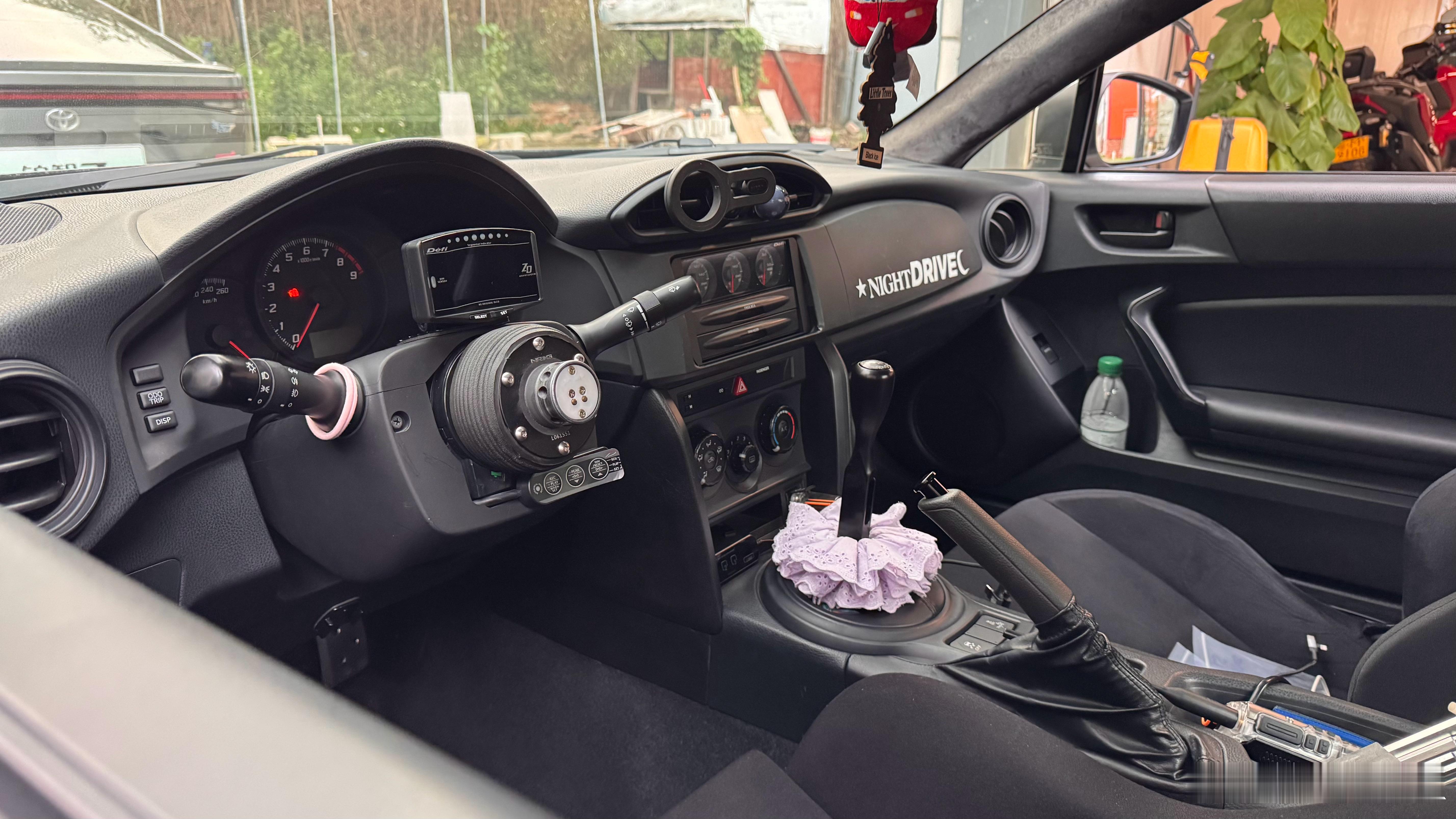 色彩鲜艳的东西，我是很爱看的无厘头的改装，也挺增添生活情调的我喜欢这种比较废柴的