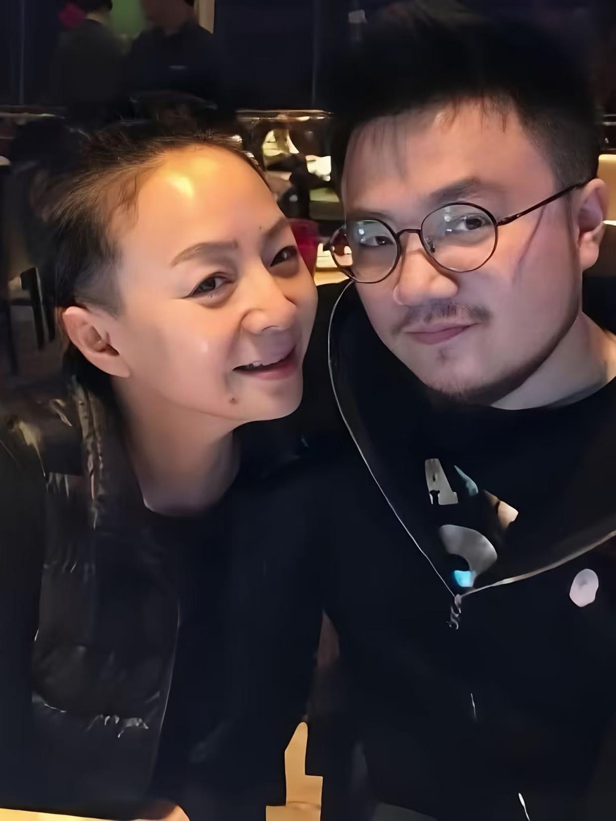我不太相信，
宋丹丹一个月才给儿子一家80万，
肯定给的更多，她接受子女啃老，不