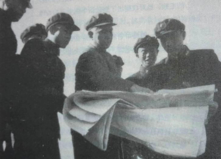 1962年2月10日，开国大将粟裕（中间看地图的）视察崇明岛，左手是秘书鞠开。期