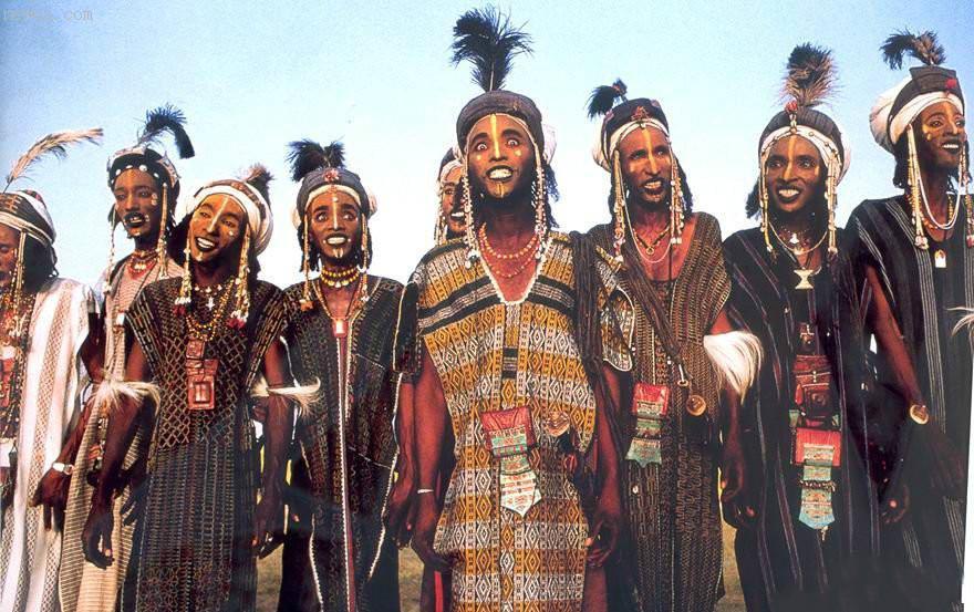 商邑翼翼，四方之极，《诗殷武》夏朝，史书记载是大禹的儿子启建立的。

传统观点里