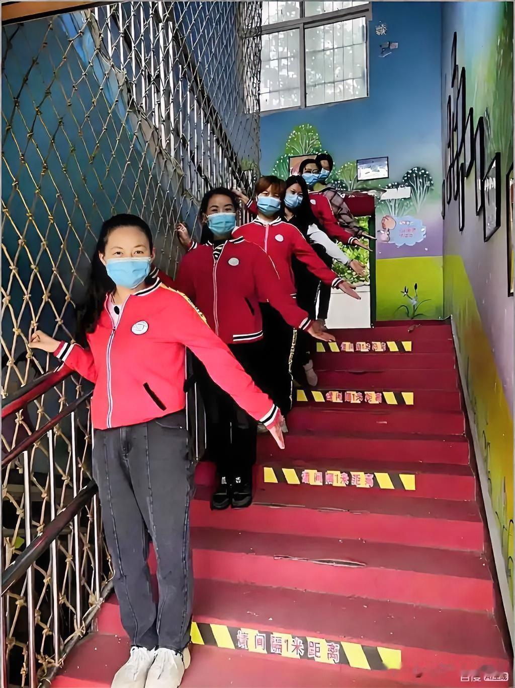 不少家长晒出幼儿园新装好的高空防护网，老师直接整个人站上去反复蹦跳测试牢固度，这