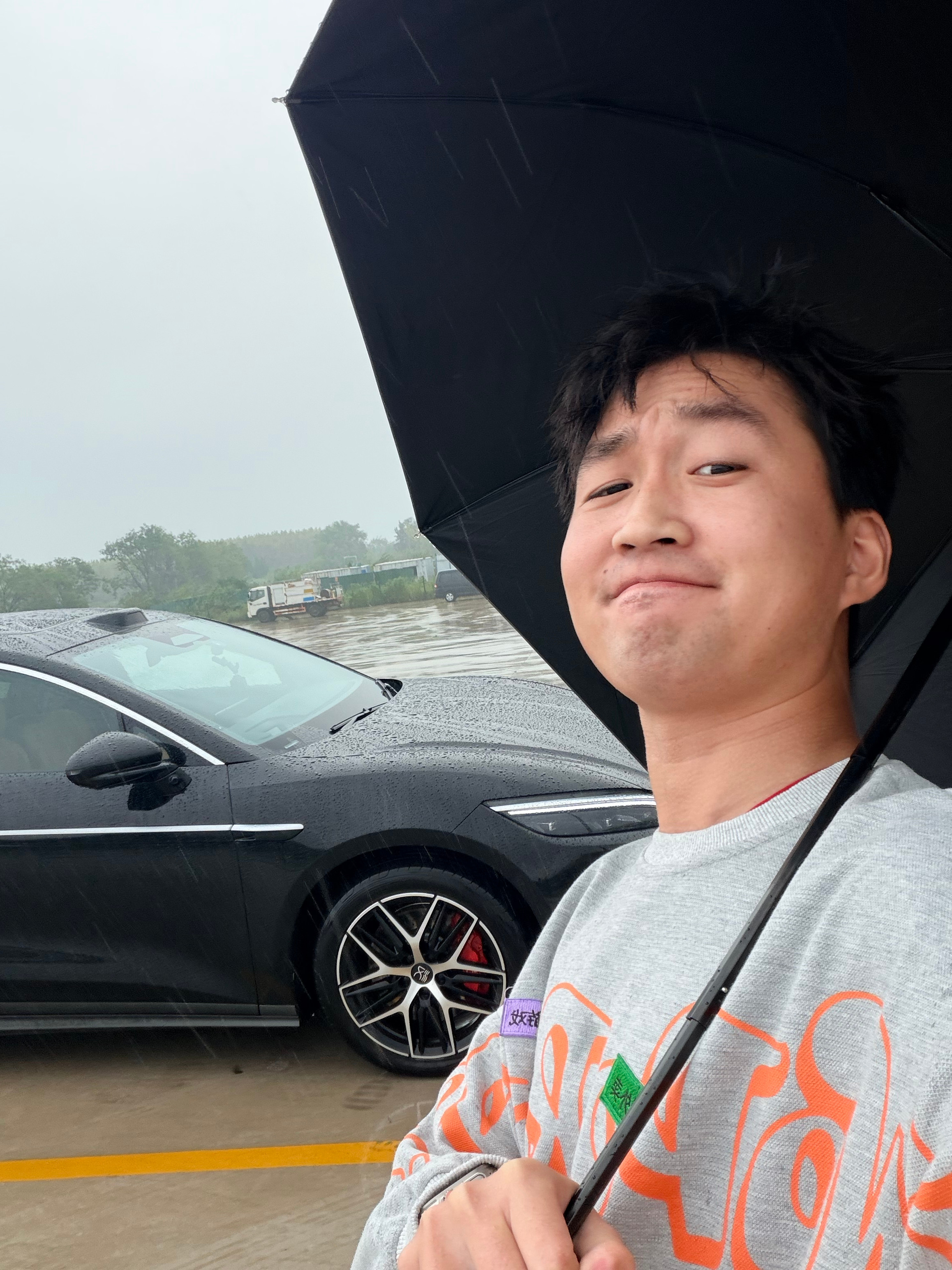 还是没等到晴天🌞无奈冒雨和车合了张影[捂嘴哭]虽然下雨，但你能看出来我对车的这