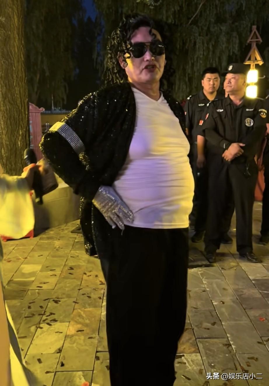 网友在烟台千年金镇景区碰到了朱之文， 他受邀来景区表演。
他在广场里模仿迈克尔杰
