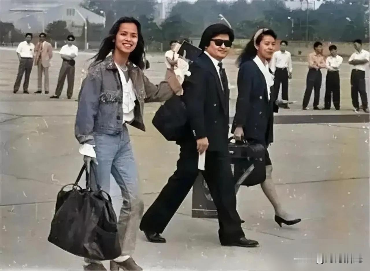 🎬 1990年北京亚运会旧照，刘欢、韦唯奔赴彩排现场，准备演唱《亚洲雄风》。