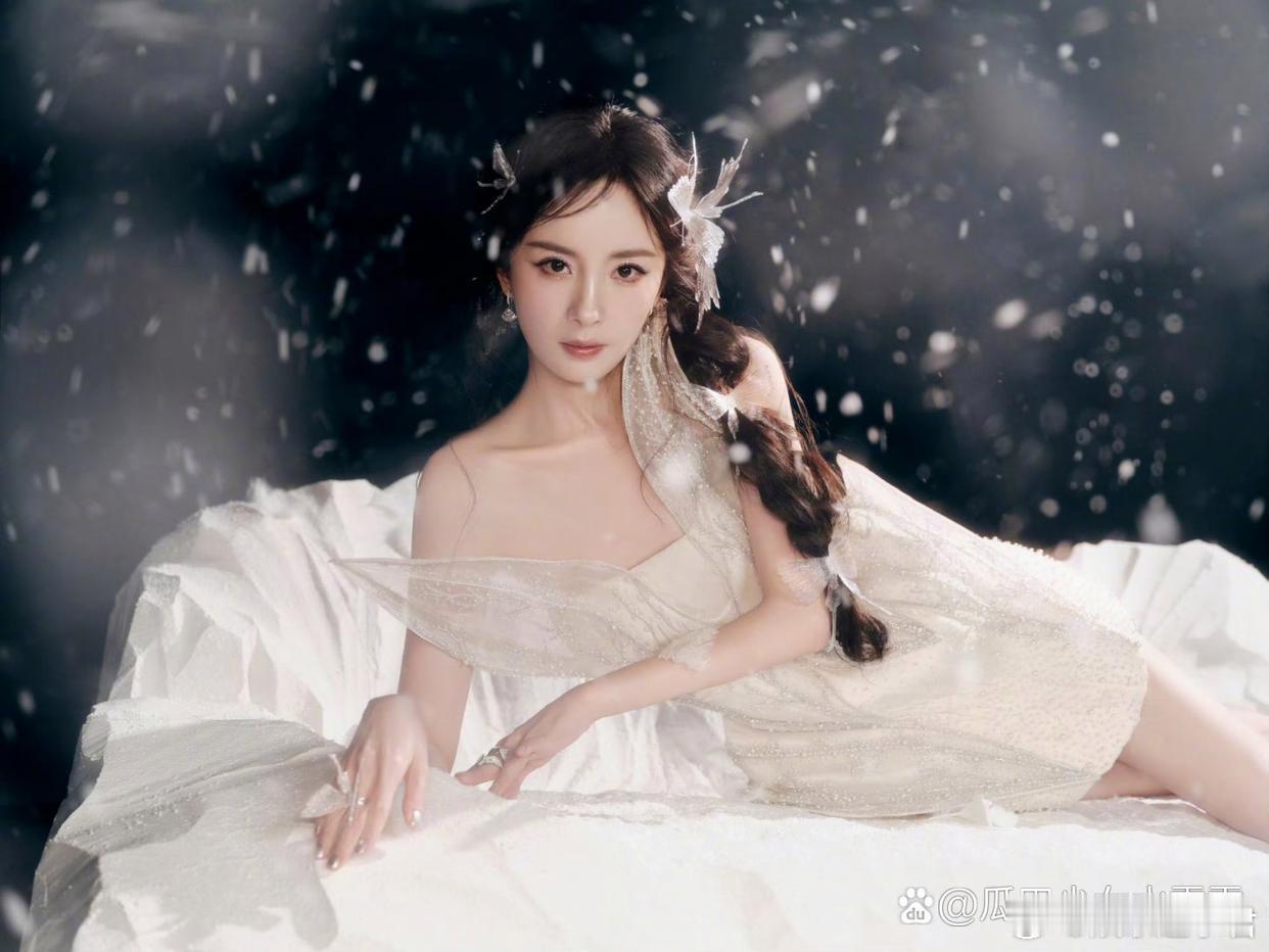杨幂美成啥了杨幂美成啥样了￼杨幂cos艾琳，仿佛冰雪女王和精灵公主来到了现实，美