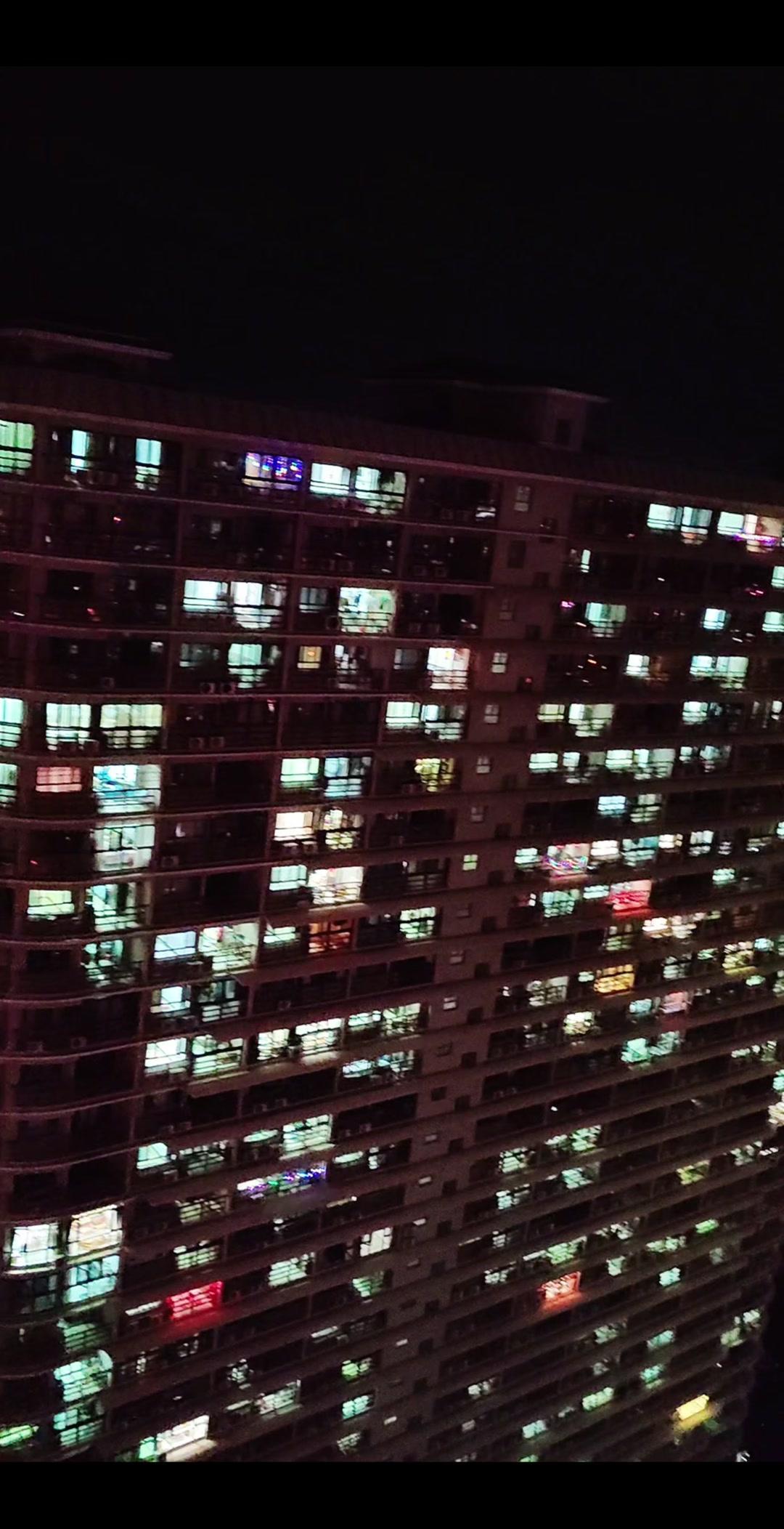 身在异乡，看着灯火通明的楼栋，总会想起家乡的山海。山海湾的夜，万家灯火里藏着多少