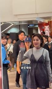 43岁的阿Sa蔡卓妍，这是怀孕了？
蔡卓妍出席活动，小腹明显凸起，脸也变圆润，看