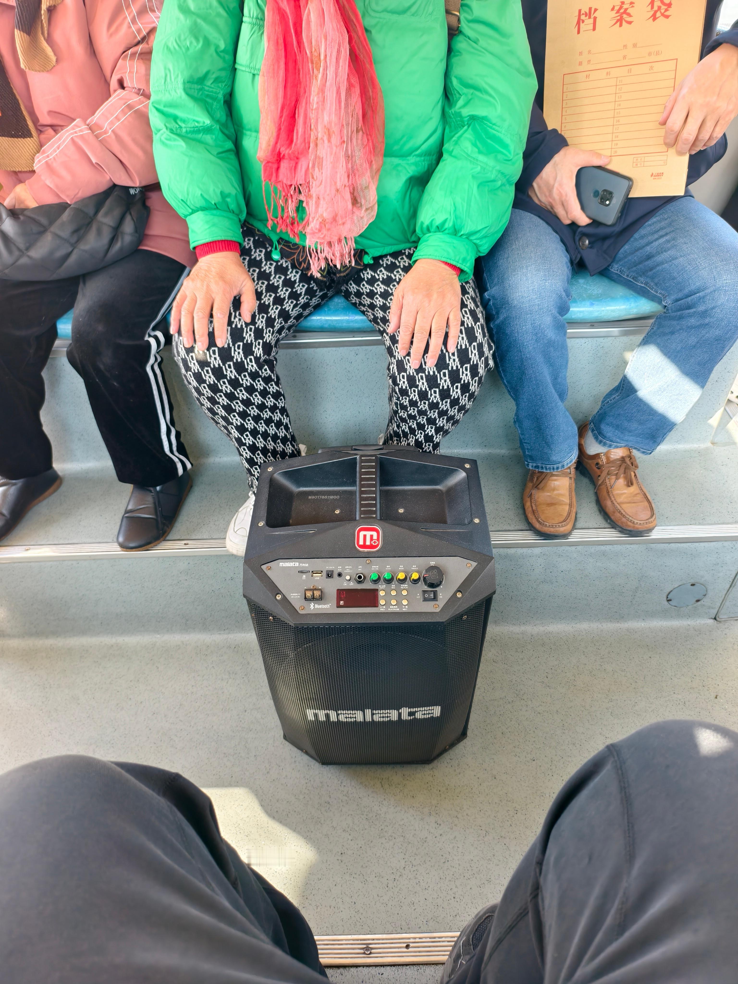 建议年轻人少去公园容易伤自尊 别说，还真是……能人不少。甚至，在大广场上唱个歌，