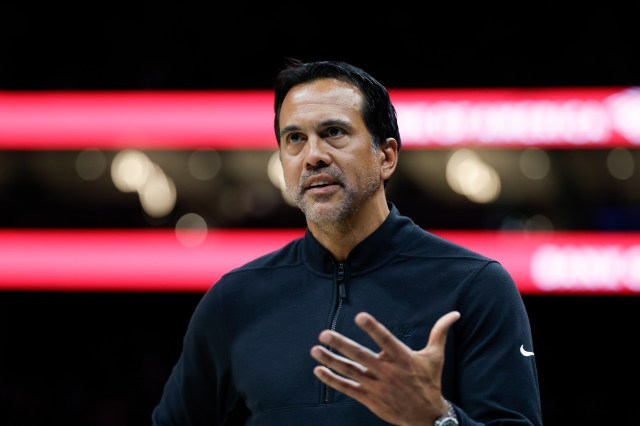 【热火晨报】斯波解释鲍威尔赛前被宣布因伤缺阵的原因：“今天早上他的小腿肌肉突然紧