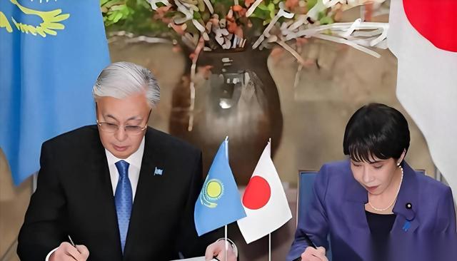 日本跑到中亚挖稀土，本想摆脱依赖，结果碰了一鼻子灰。
2025年底，日本跟哈萨克