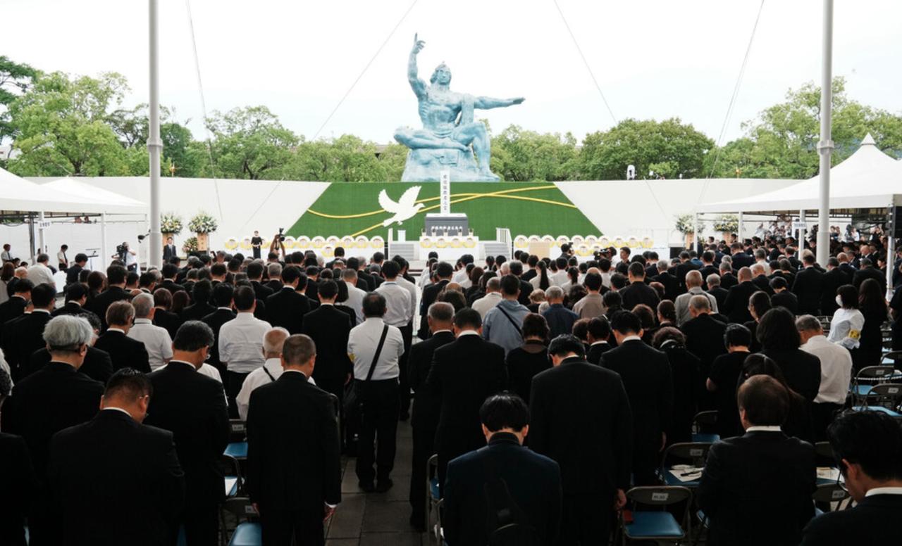【长崎市长铃木史朗在和平宣言中痛切指出：“核武器‘并非必要之恶，而是绝对之恶’，