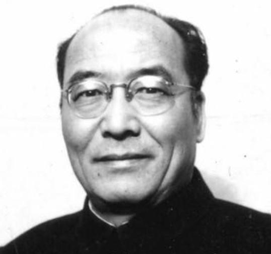 1948年，张治中让韩练成带一封信去给 蒋介石 。韩练成登机后，见信封未密封，便