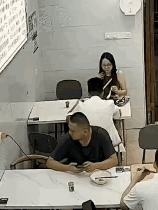 不懂就问，
小哥哥这个是在干什么？