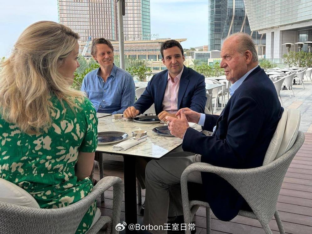 胡安·卡洛斯取消了回西班牙参加帆船比赛的计划，原本他可以乘坐阿联酋王室借给他的私