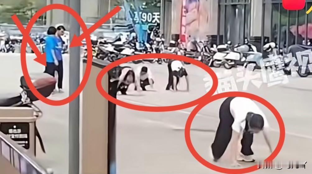 什么？一群年轻女子在街上爬来爬去，还大声学狗叫？

10月16日中午，在广东省惠