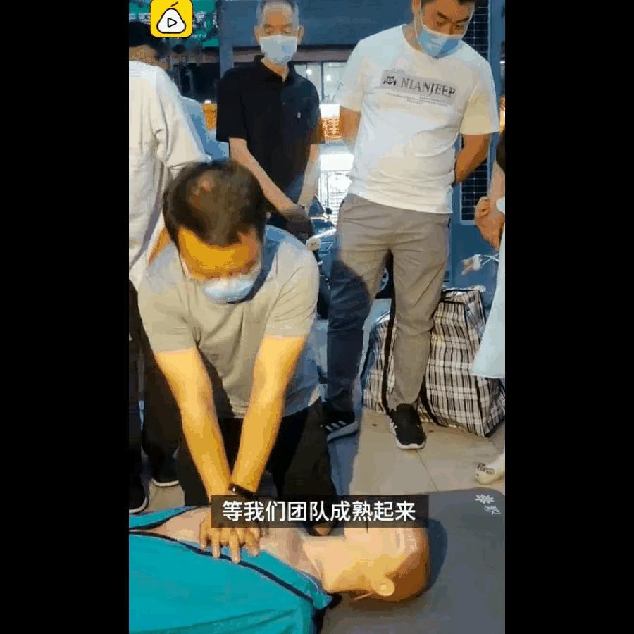 湖南有个专门教救人的地摊 张大夫摆地摊教市民做心电复苏，公益活动，不为盈利只希望