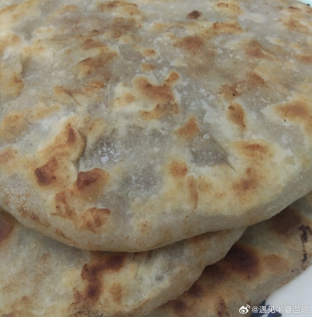 今天早餐给娃吃的馅饼、煎饺，是昨天做多了了，剩下了不少，早上在电饼铛上回炉煎了一