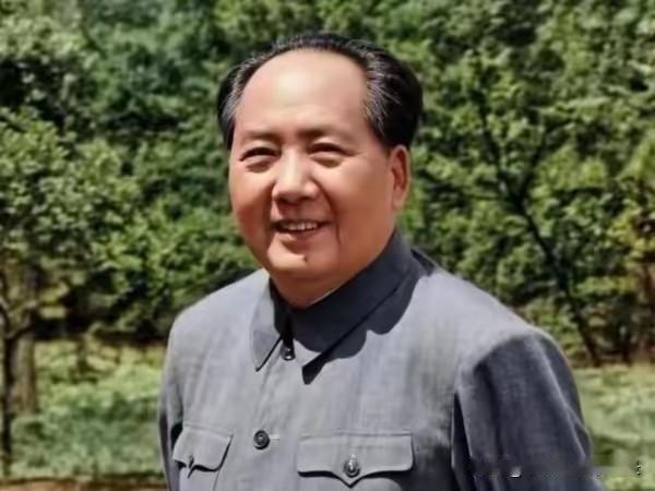 坚持《四项基本原则》，坚持走共同富裕的社会主义公有制的道路，坚持《为人民服务》。