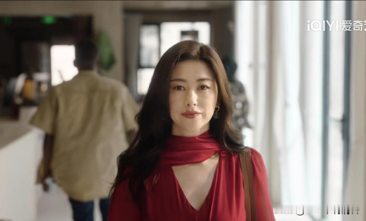 电视剧《蜜语纪》一口气看完4集，剧情分享如下：

 1、许蜜语（朱珠 饰）和聂予