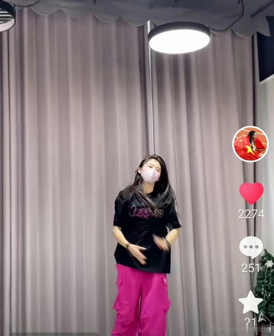 #被吴艳妮跳舞帅到#:老说人家作秀，可人家确实秀的很有水平啊，这舞跳的业余天花板