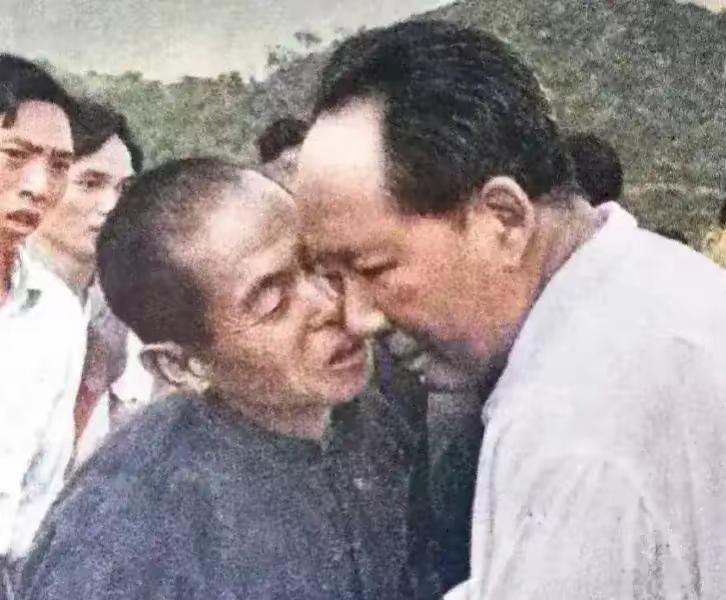 伟人从不谋私利，不说丰功伟绩，单就这一条就足以让人民真心爱戴了。