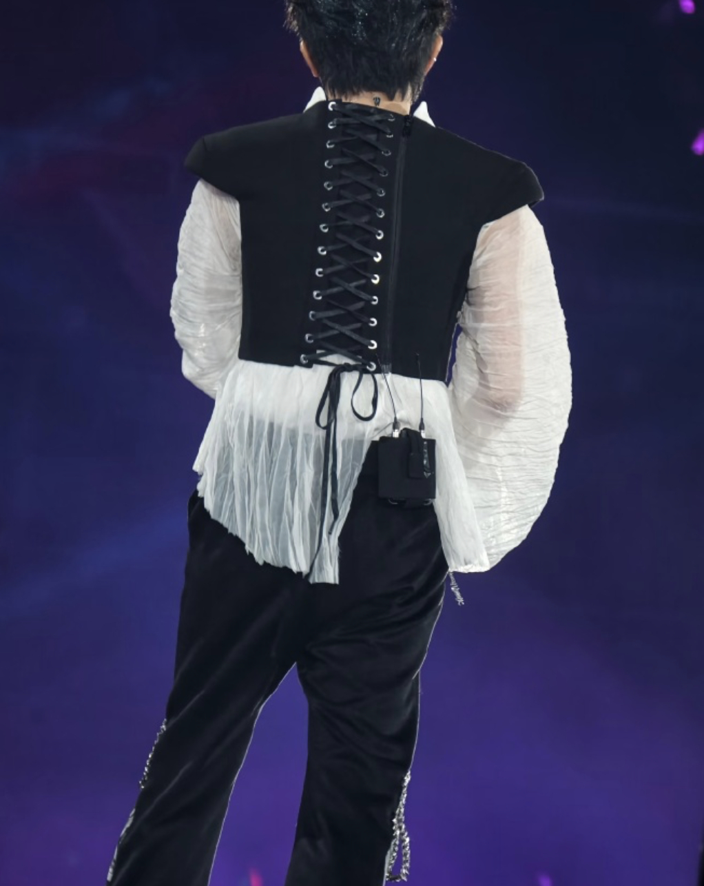 周深衣服有点紧 笑不活了！周深武汉演唱会耿直吐槽衣服有点紧，直接现场换衣，台下粉