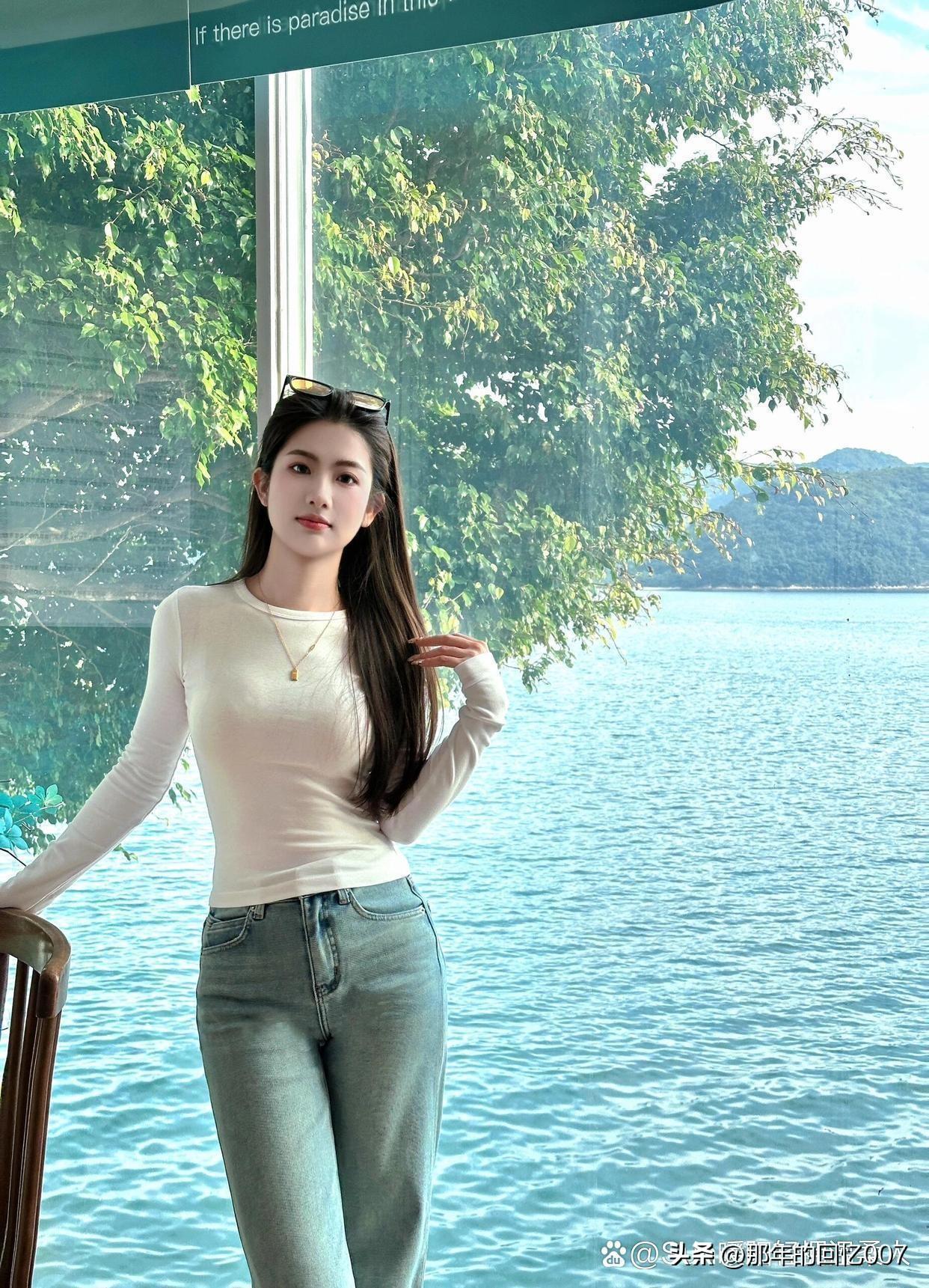 阳光下的湖畔漫步，简直是人间享受。就像在东平湖畔，秋日里层林尽染，水天一色，那画