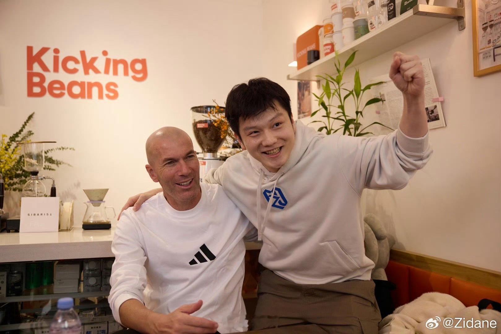 齐达内评价樊振东 | 齐达内说樊振东球打得着实可以 齐达内发博晒出与樊振东的合照