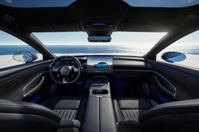 新款SU7的内饰，说实话，没了实体按键确实是少了很多特色，甚至乍一看有点像鸿蒙座