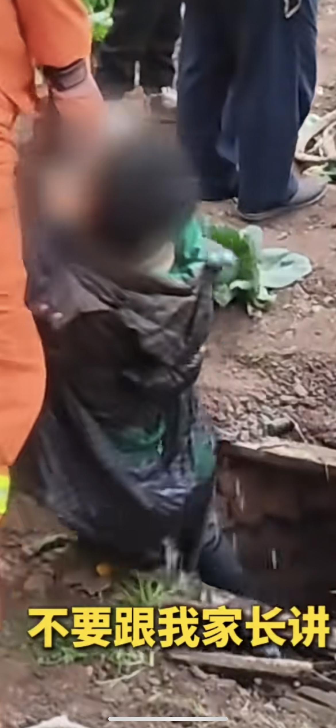 这小男孩也太可爱了吧！在四川资阳，小男孩玩耍时掉进深井，消防员把他救了上来。结果