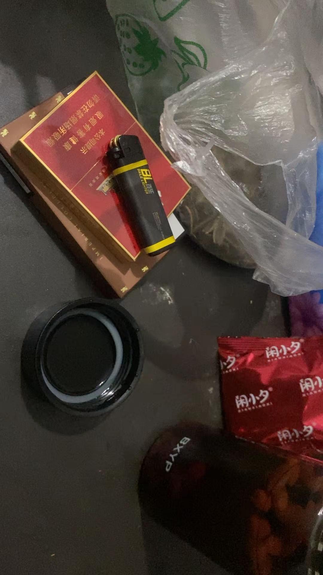 生活在慢慢变好。可是我忘不了。下大雪的时候还在外面送外卖冻得手发紫的日子，更别说