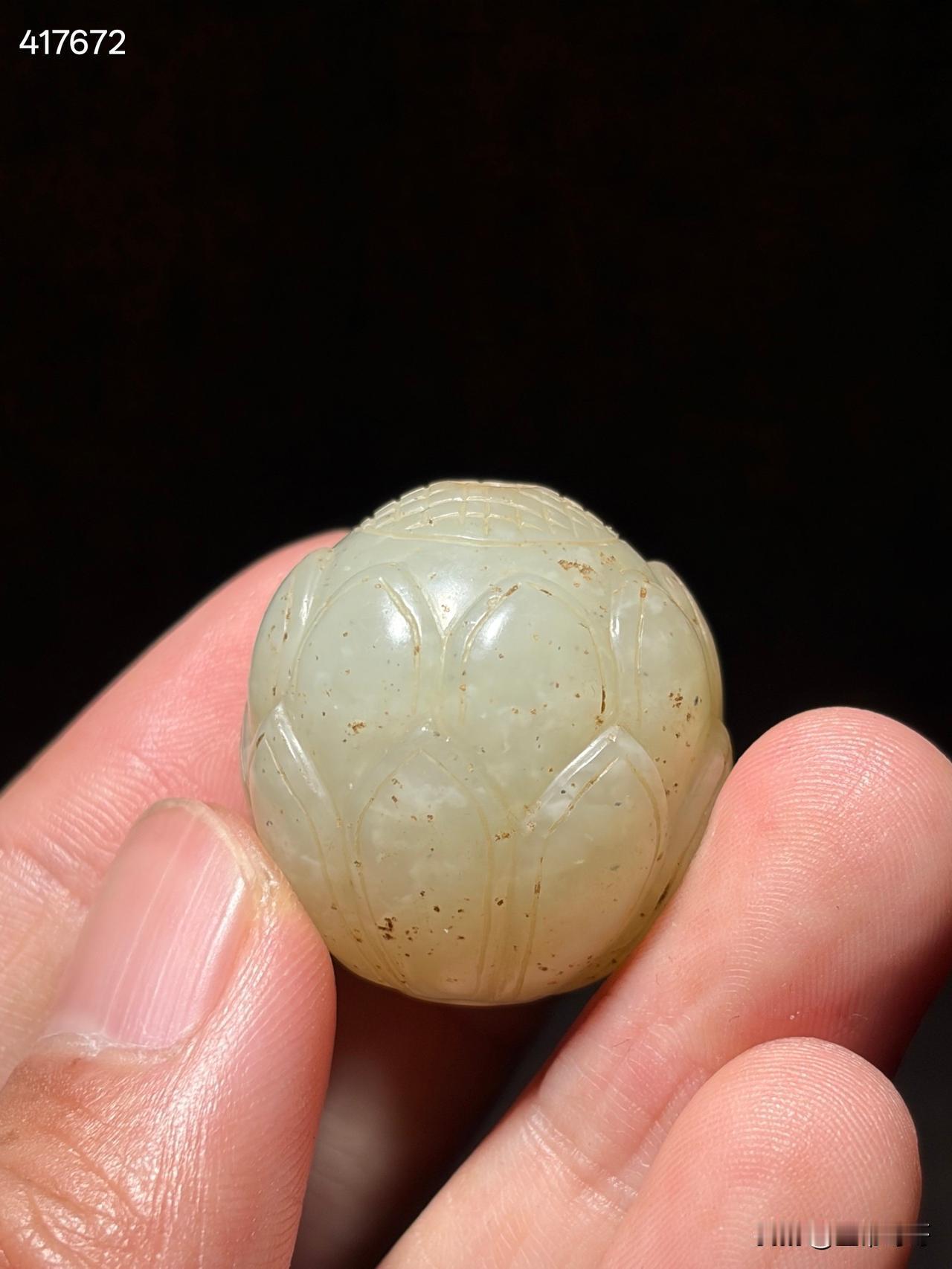 明和田玉籽料莲花珠
尺寸高2.7厘米，直径2.6厘米