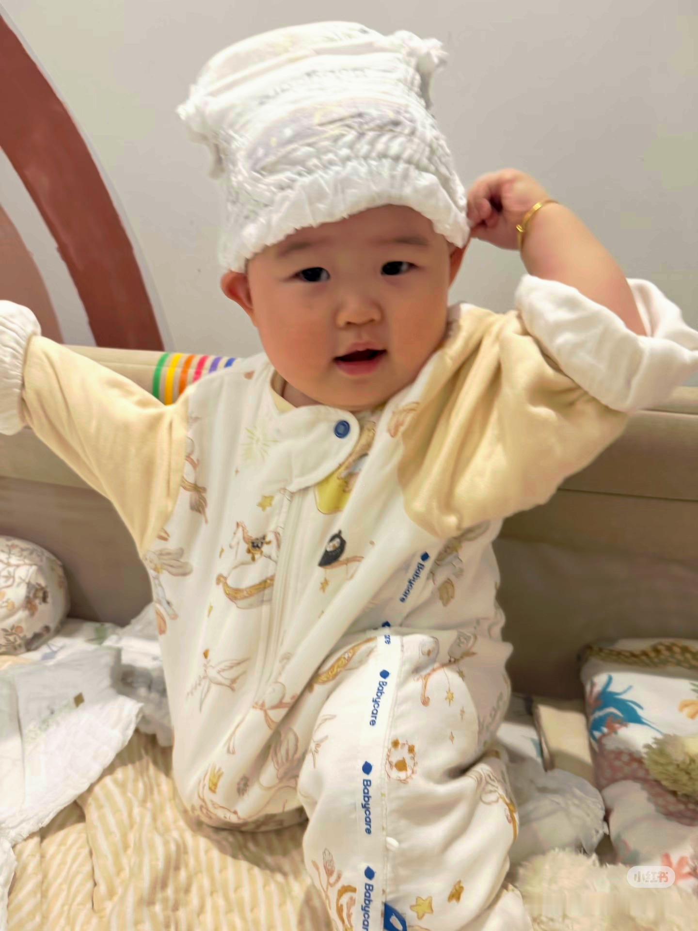 看到艾登七月嘴角自动提起，太可爱了