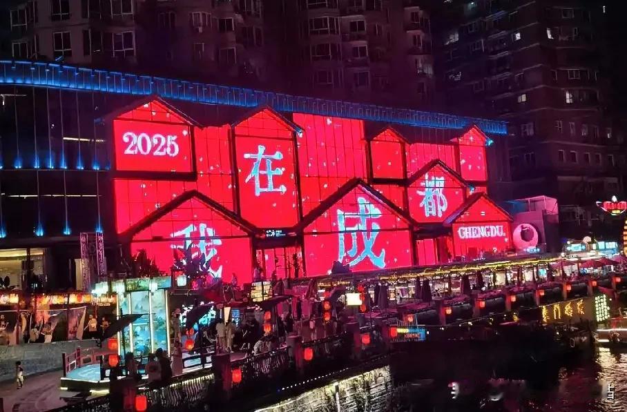 世态炎凉与自我成长。

在巴山蜀水间，我慢慢明白，
你弱的时候，身边全是“小人”