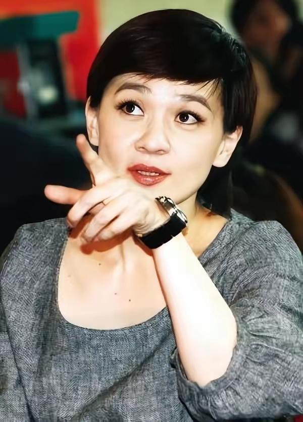 2018年，“毒舌”评委柯以敏的丈夫去世后，柯以敏在整理遗产时发现，丈夫生前将一