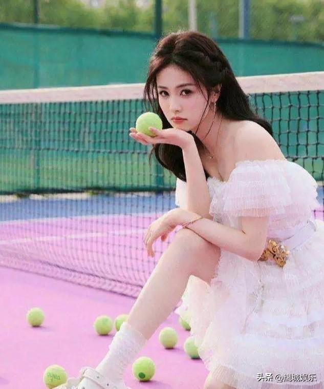 白鹿生日造型出圈！一袭白裙诠释“甜美力量”

白鹿生日写真曝光，月光般的白裙衬托