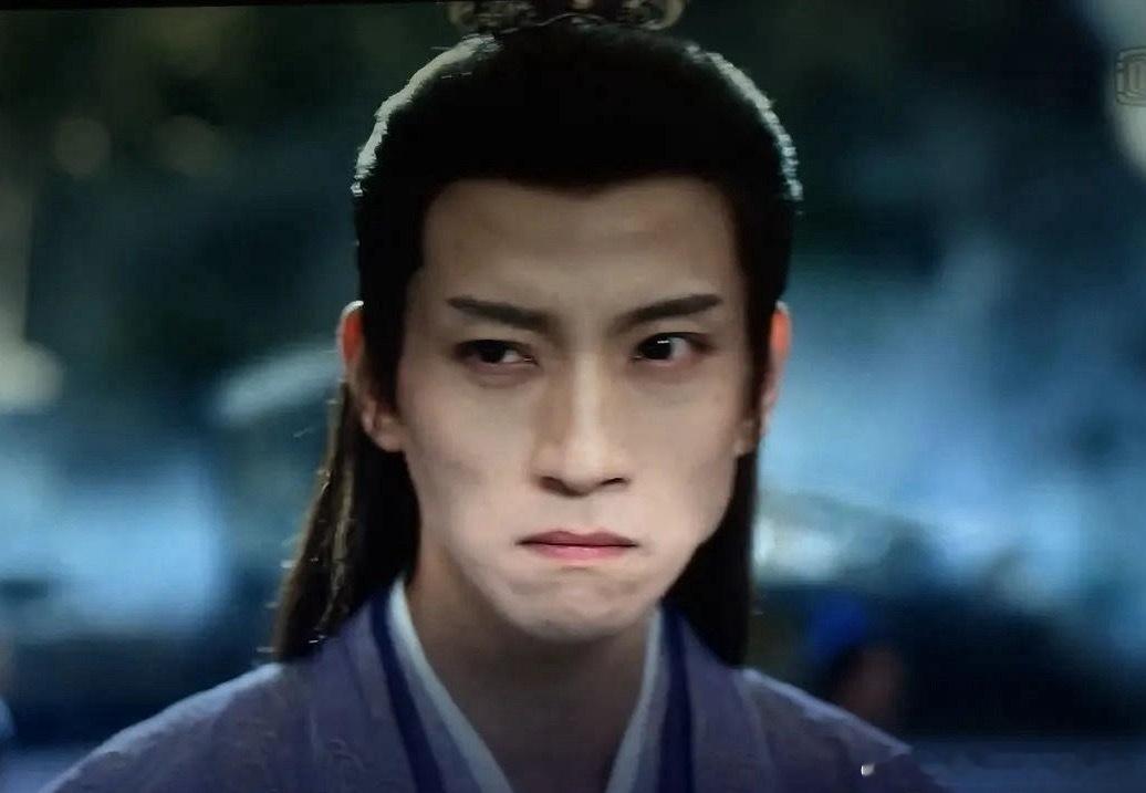 大哥嫉妒极了，你看人一旦产生强烈的嫉妒之心，脸就变得多边形。（大哥演技不错哈，没