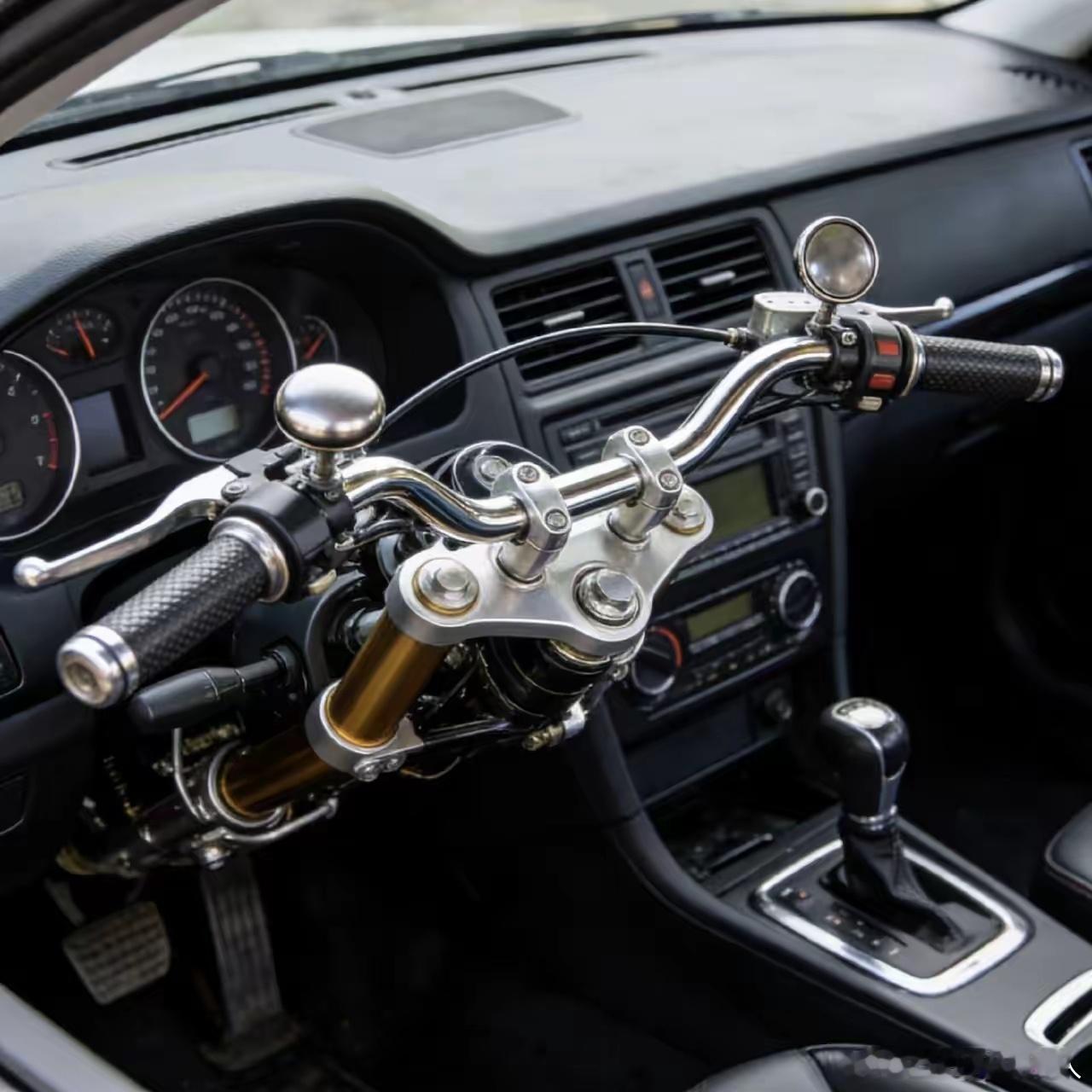 有没有玩车的行家？要是把汽车方向盘换成摩托车那样的把手，这事儿靠谱吗？对某些特殊