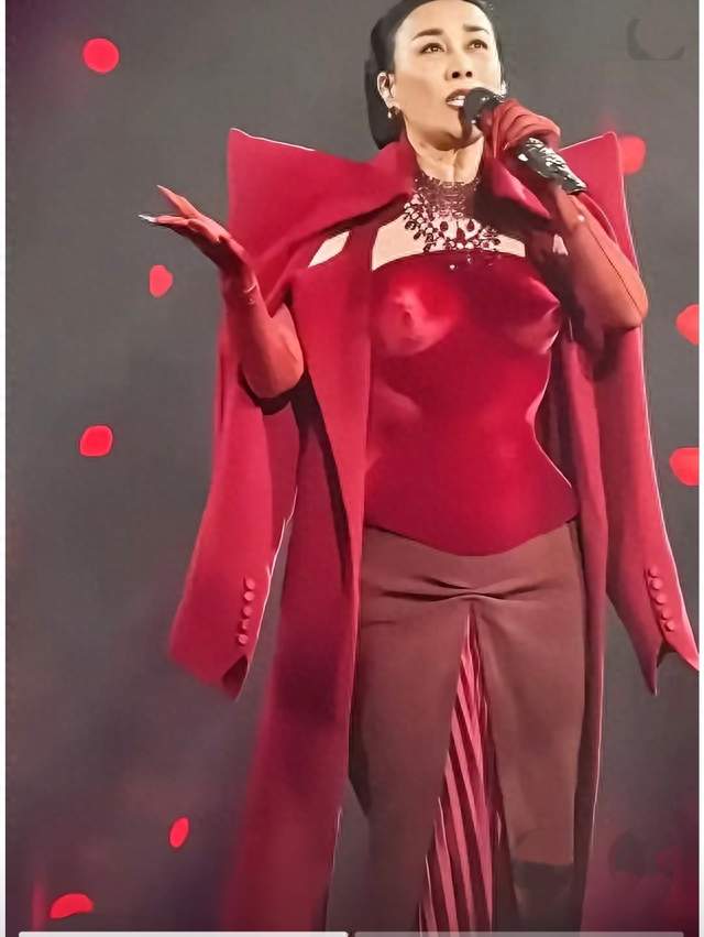 那英南京演唱会撞上刀郎！三大翻车隐忧，吃瓜群众前排占座看戏。