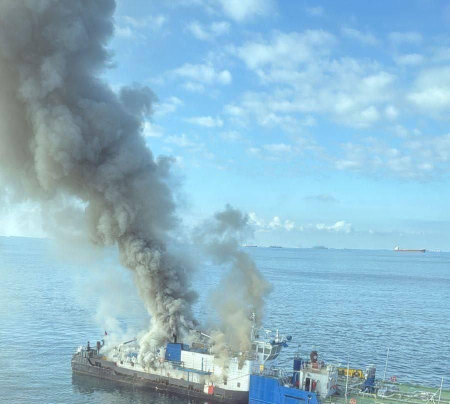 俄罗斯卡夫卡兹港一艘拖船突发火灾，具体原因目前仍未明确。
