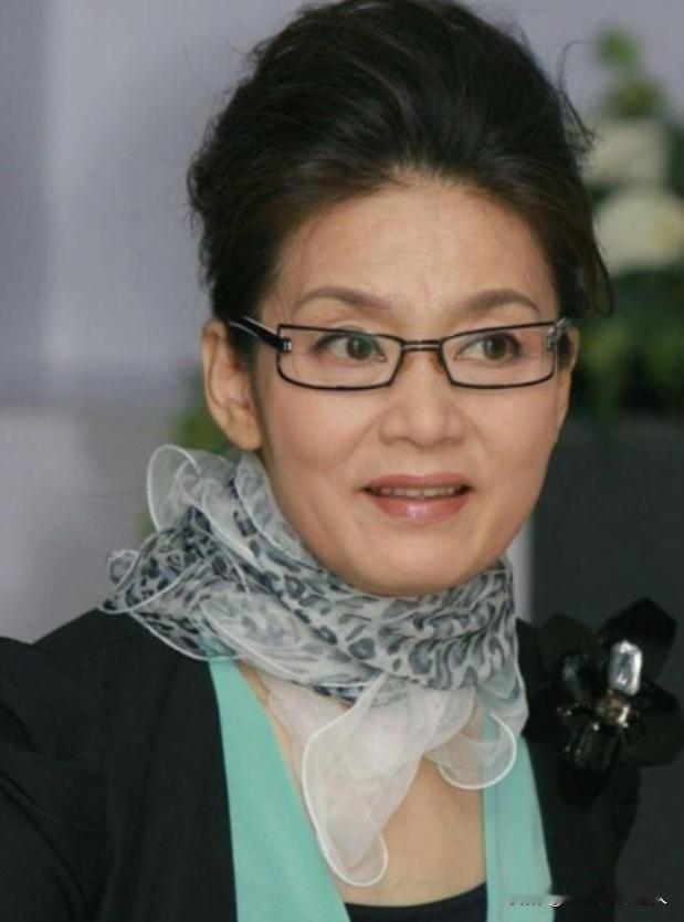 1979年，刚结婚1年的潘虹，出轨了导演杨延晋。可杨延晋的妻子洪融不是省油的灯，