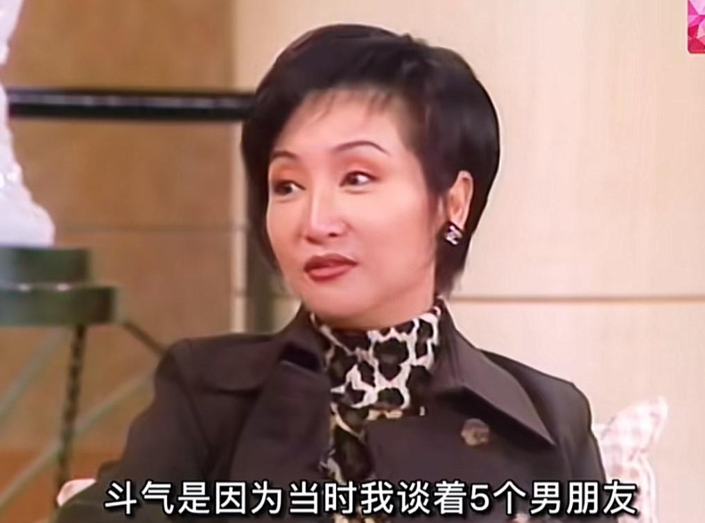 狄波拉说：“我跟谢贤结婚，纯粹是为了斗气，那会儿我有五个男朋友。”


狄波拉晚