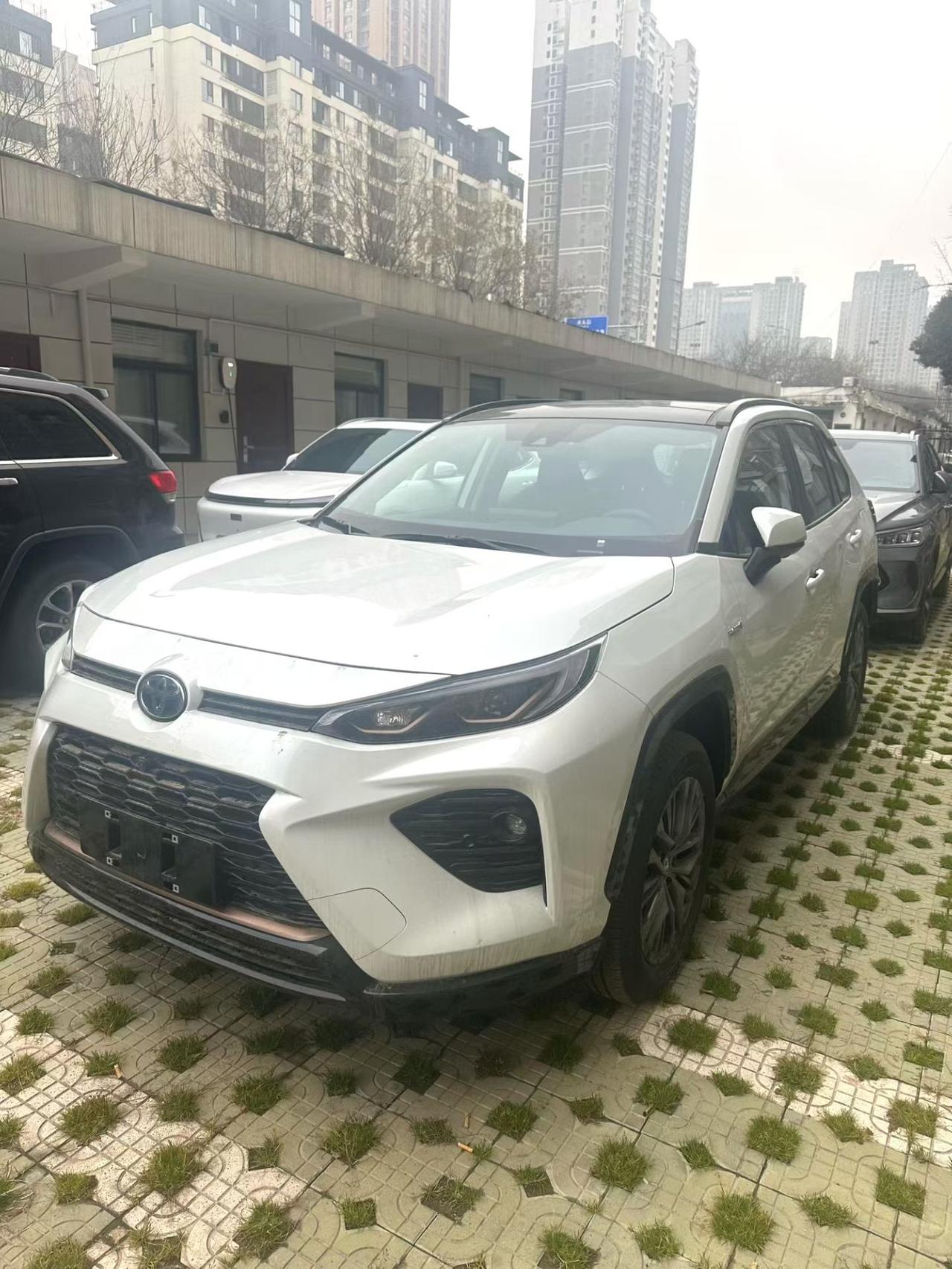 库存新车，24款丰田威兰达，2.5双擎四驱豪华plus版，指导价239800，2