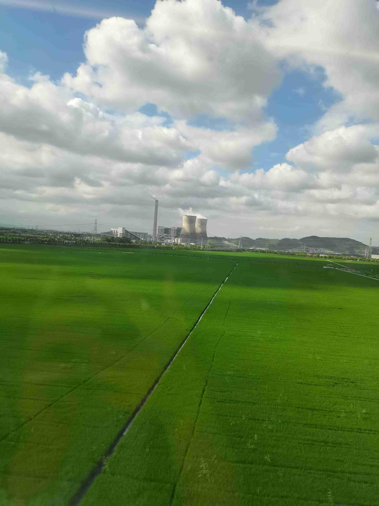 今天终于回来早一点，
再也没有摸黑了。
一点半的高铁，
四点多点到东站，
五点多
